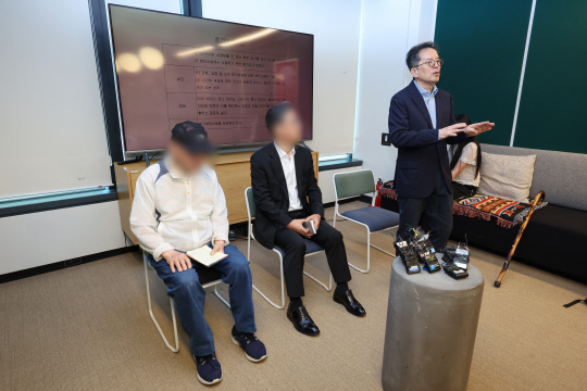 2일 서울 강남구 한 공유오피스에서 하종선(오른쪽) 변호사가 아파트 경비원이 입주민 벤츠를 대리주차하던 중 차량 12대를 들이받은 사고와 관련해 벤츠 본사 등을 상대로 민·형사 소송을 제기한다고 밝히고 있다. 왼쪽부터 경비원 안모씨, 차량 주인 이모씨, 하 변호사.   [연합뉴스]